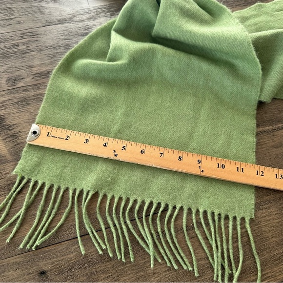 NWT Aran Sweater Market Ireland 100% Extra Fine Merino Wool Scarf Green Fringe - Picture 5 of 5